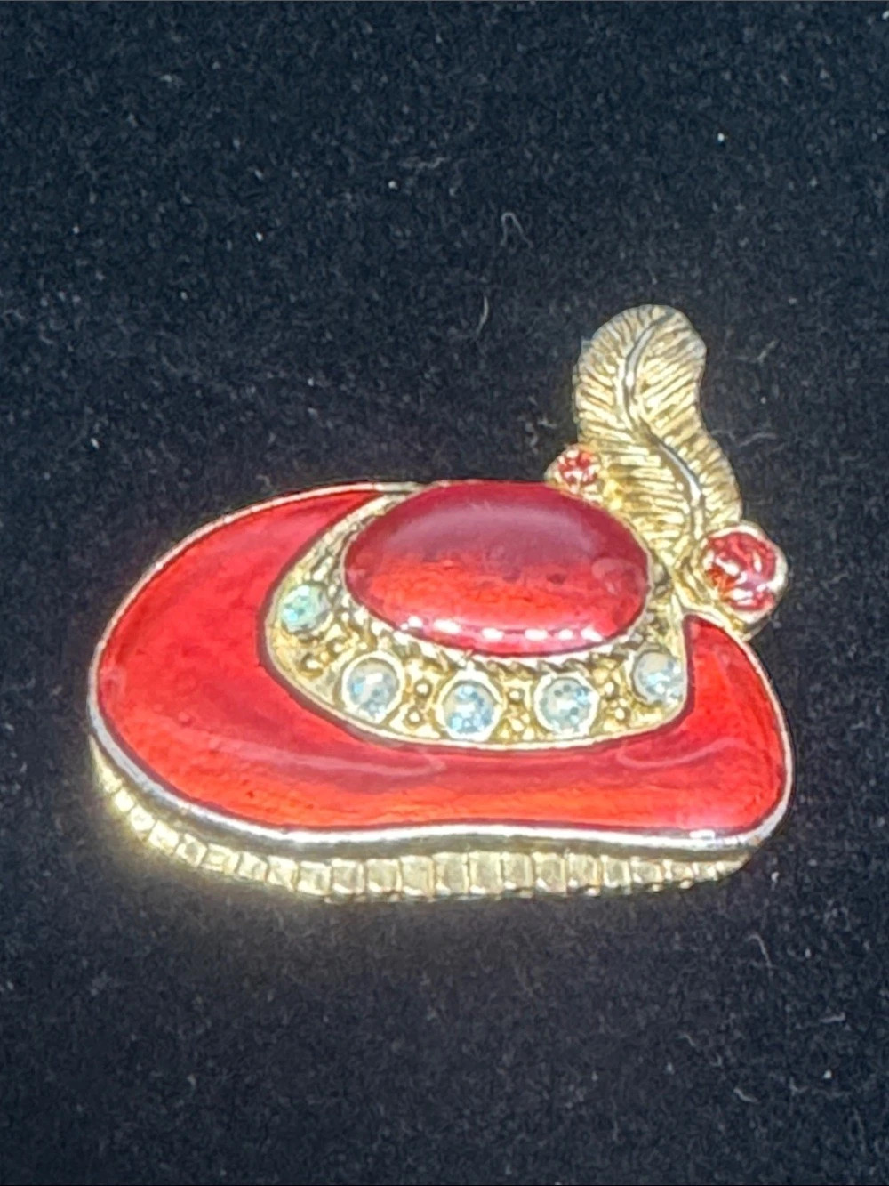Red Hat Society Women’s Jewelry Hat Brooch / pin & Gold Like New
